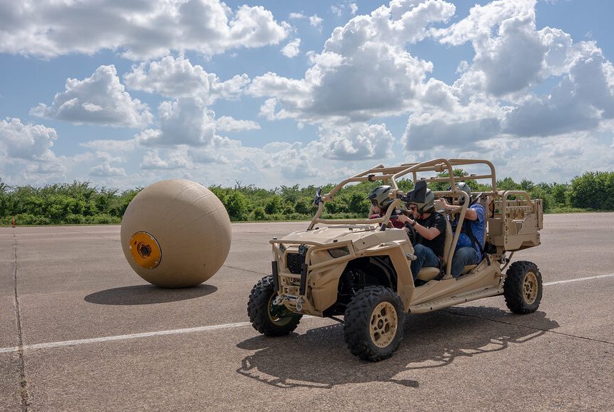 Dos estudiantes han hecho realidad el invento que la NASA archivó en un cajón: un robot esférico incapaz de volcar